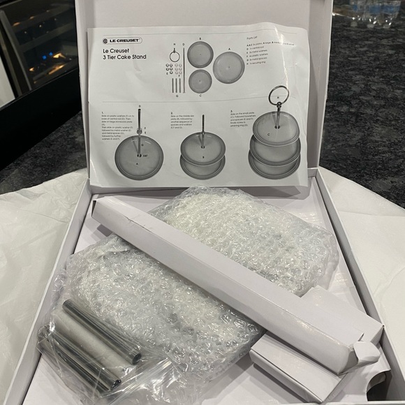 NIB Le Creuset Cassis 3-Tier cake/dessert stand - Picture 2 of 3